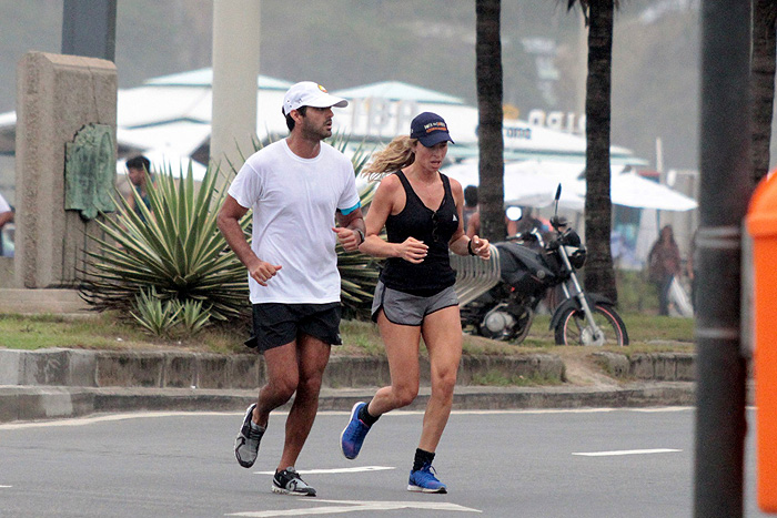 Grazi Massafera corre ao lado do namorado, no Rio