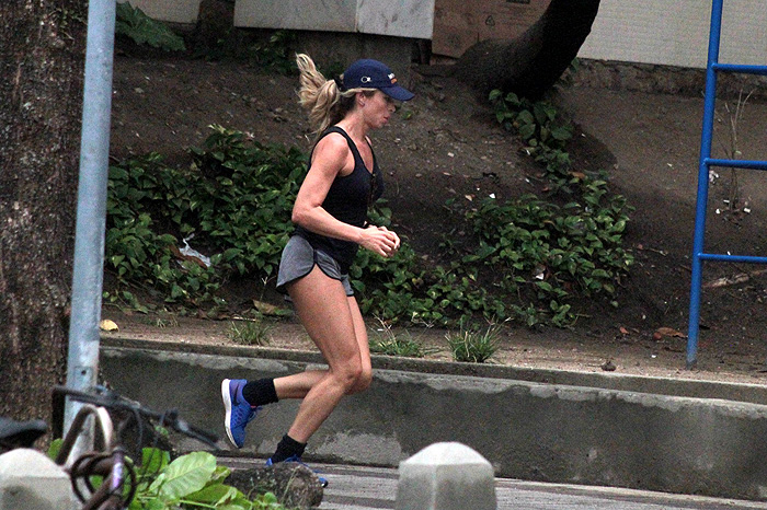 Grazi Massafera corre ao lado do namorado, no Rio