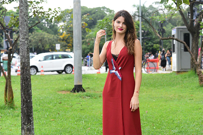 Isabeli Fontana confere terceiro dia do SPFW