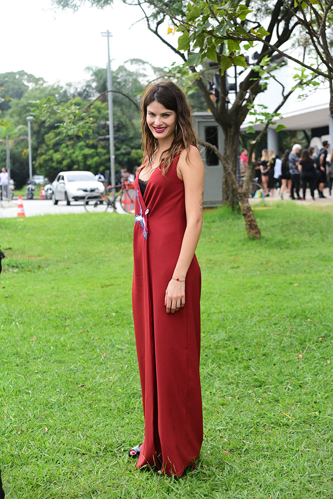 Isabeli Fontana confere terceiro dia do SPFW