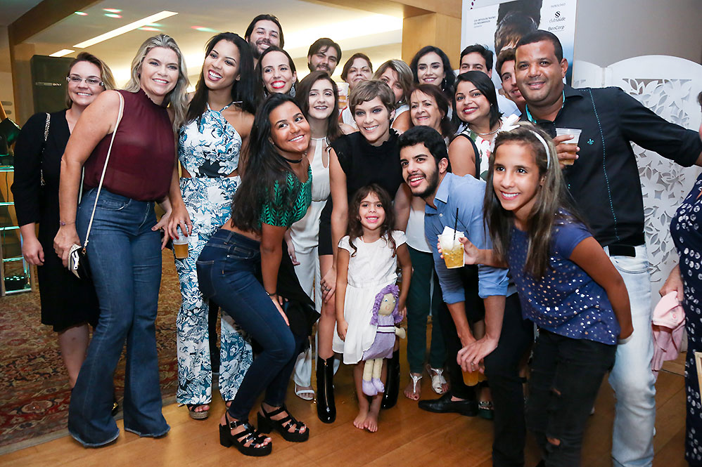 Famosos conferem peça Bia e Léo com Isabella Santoni 