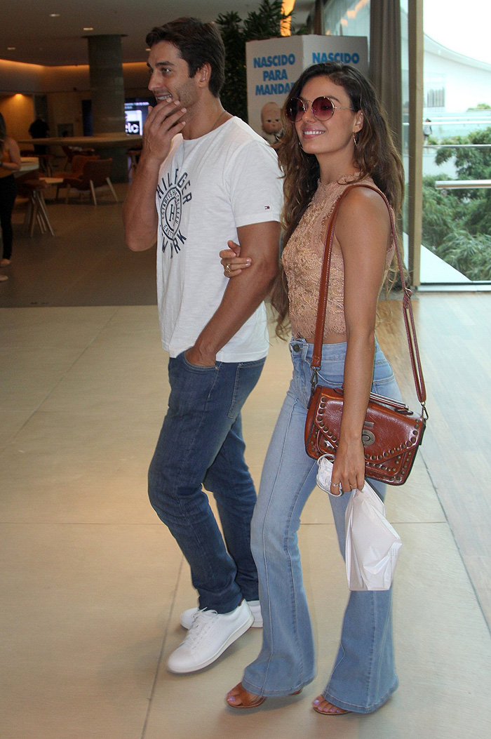 Isis Valverde passeia com o namorado em Shopping, no Rio