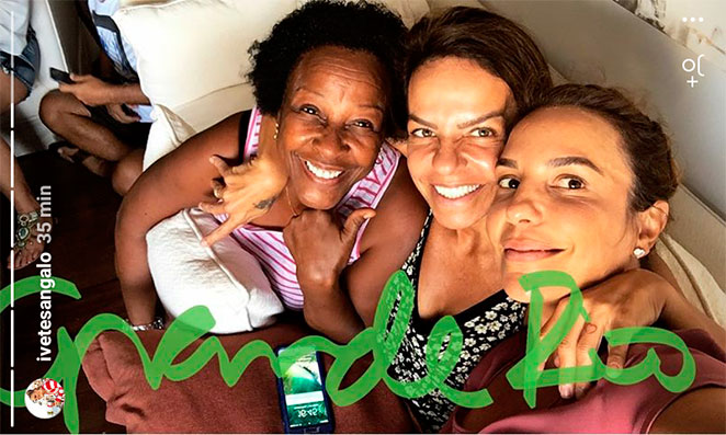  Com amigos, Ivete Sangalo torce pela Grande Rio na Bahia