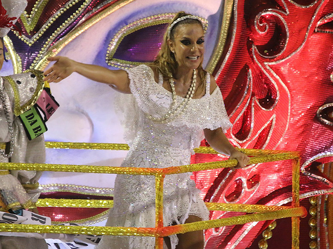 Campeãs:Aplaudidíssima, Ivete chora no desfile da Grande Rio