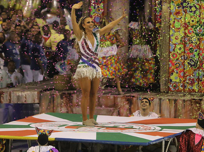 Campeãs:Aplaudidíssima, Ivete chora no desfile da Grande Rio