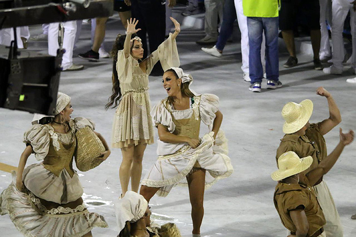 Ivete chora e agita o desfile da Grande Rio, no Rio