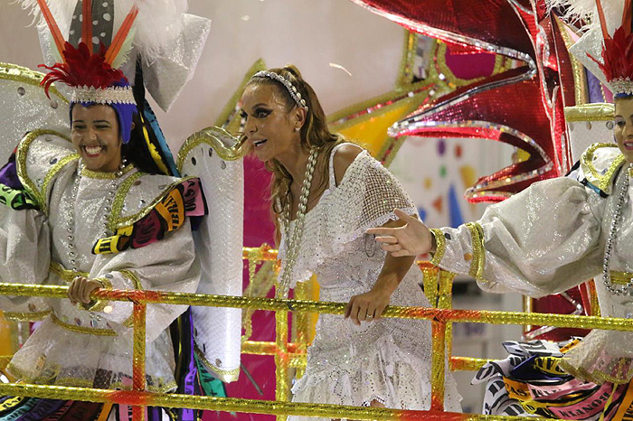 Ivete chora e agita o desfile da Grande Rio, no Rio