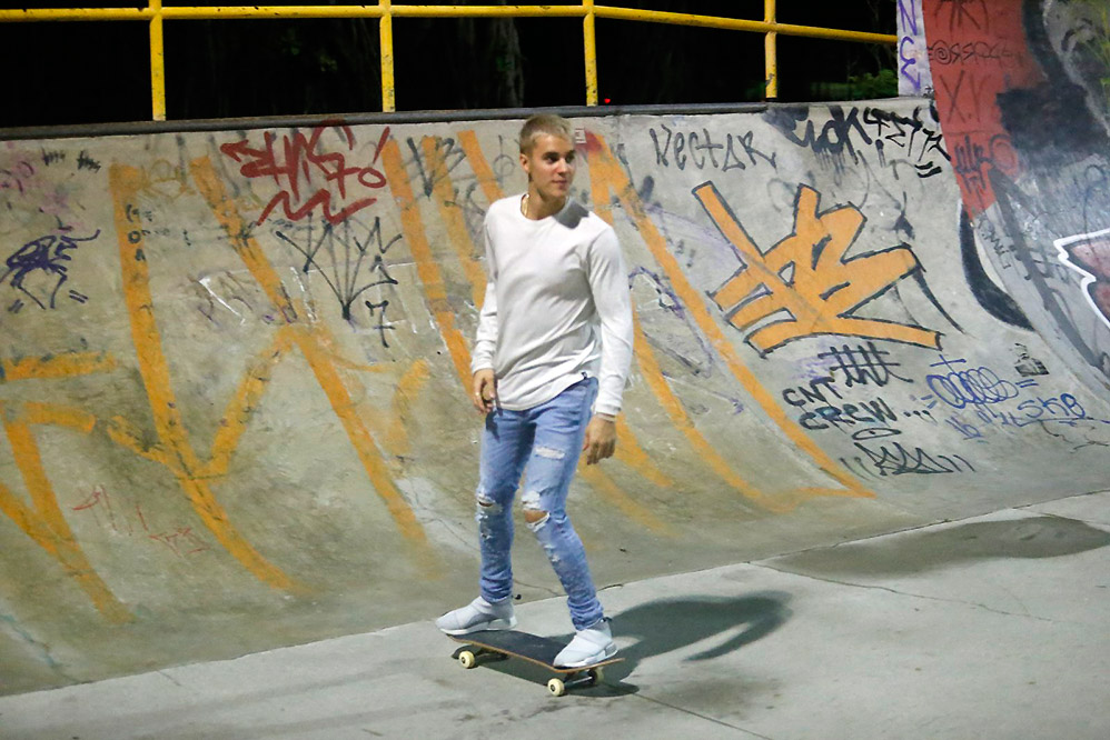 Justin Bieber troca agito pela pista de skate