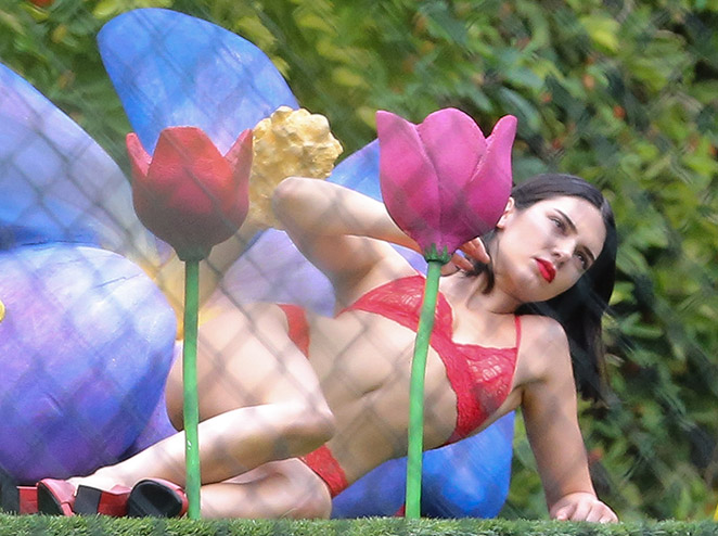 Kendall Jenner usa lingerie vermelha sexy em ensaio