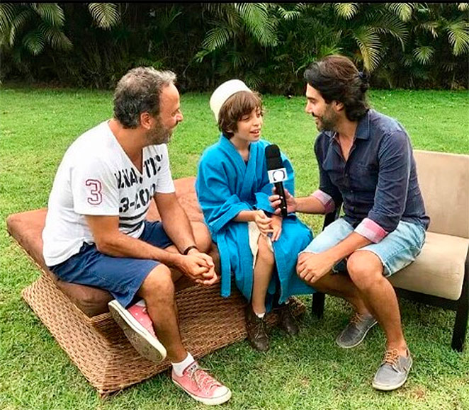 Marcos Breda assiste estreia de novela com o filho