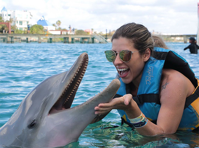 Ana Paula Minerato mergulha com golfinhos em Cancún