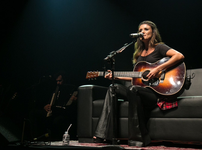 Paula Fernandes se apresenta com João Dória na plateia