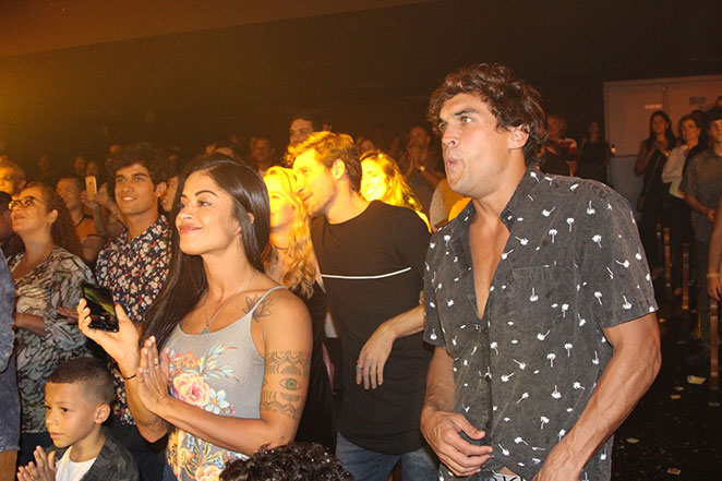 Aline Riscado e Felipe Roque curtem espetáculo no Rio