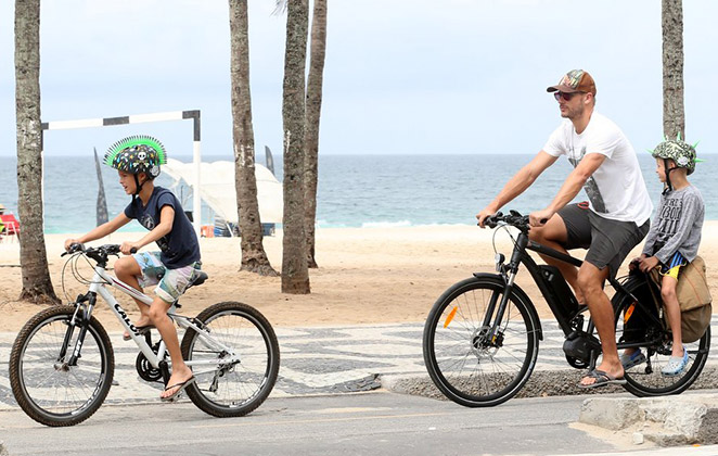 Rodrigo Hilbert curte passeio de bike com os filhos