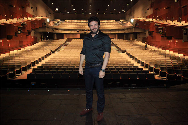 Rodrigo Lombardi aplaude espetáculo Les Misérables