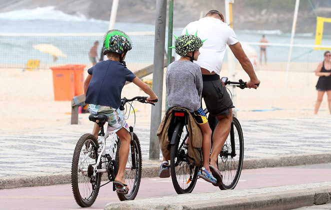 Rodrigo Hilbert curte passeio de bike com os filhos