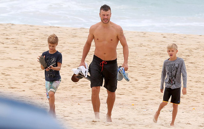 Rodrigo Hilbert curte passeio de bike com os filhos,