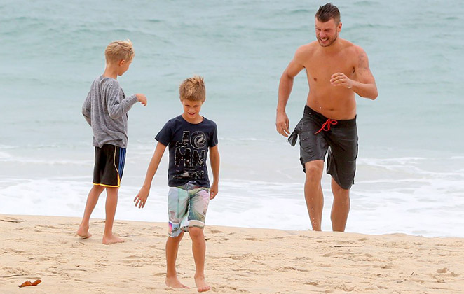 Rodrigo Hilbert curte passeio de bike com os filhos