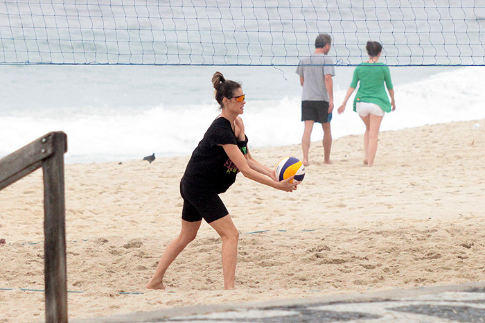 Rodrigo Hilbert e Fernanda Lima jogam vôlei no Rio