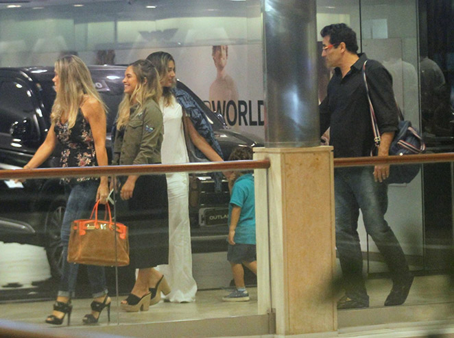 Sasha janta com o pai, Luciano Szafir, em shopping carioca