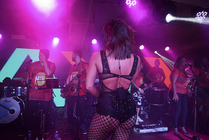 Anitta agita e coloca famosos para dançar em camarote, no RJ