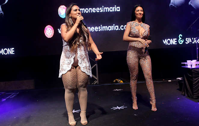 Com look sexy, Simone e Simaria cantam em Salvador