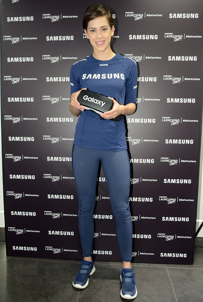 Sophia Abrahão atende fãs em evento da Samsung