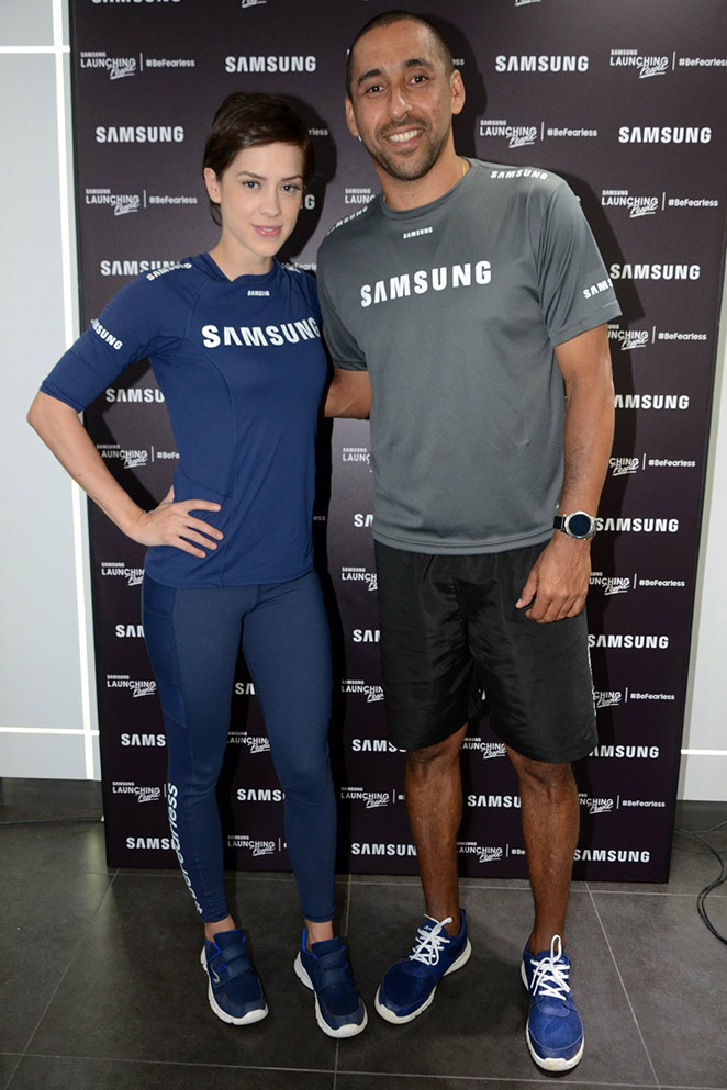 Sophia Abrahão atende fãs em evento da Samsung
