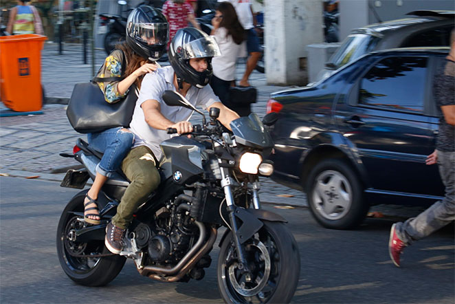 Sophie Charlotte e Daniel de Oliveira passeiam de moto