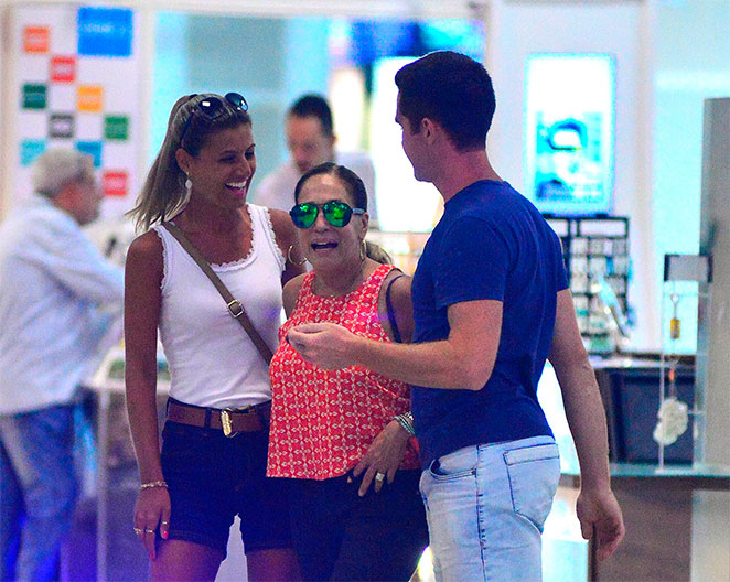 Susana Vieira é pura simpatia em aeroporto
