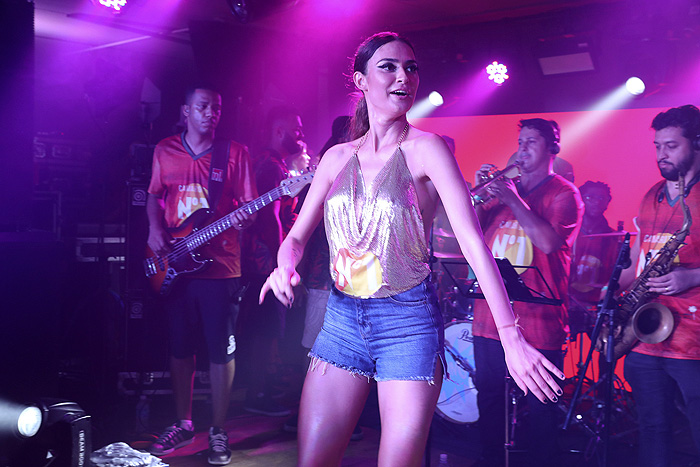 Anitta agita e coloca famosos para dançar em camarote, no RJ