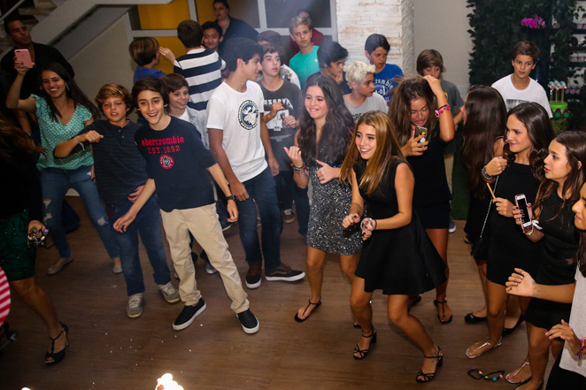 Ticiane Pinheiro e Rafa Justus dançam funk em festa