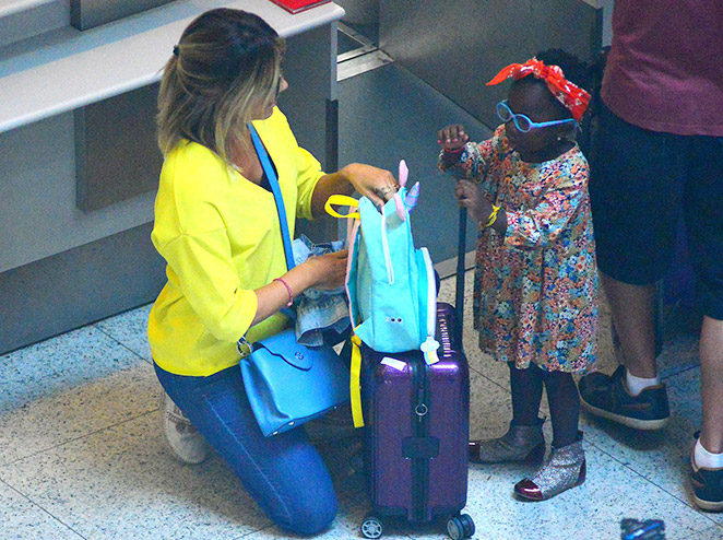 Filha de Gagliasso e Ewbank rouba a cena em aeroporto