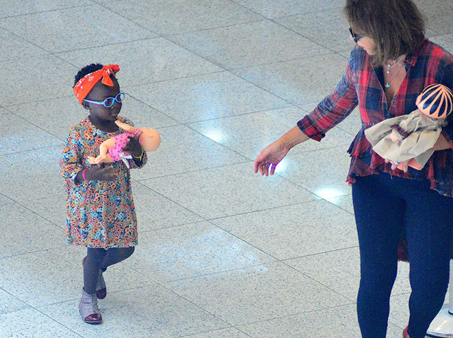 Filha de Gagliasso e Ewbank rouba a cena em aeroporto