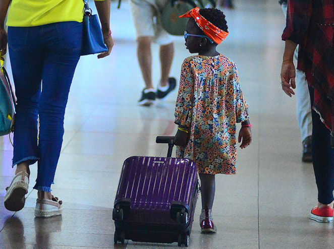 Filha de Gagliasso e Ewbank rouba a cena em aeroporto