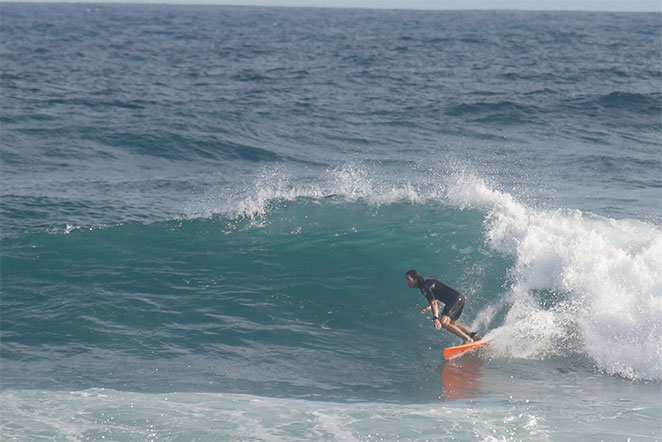 Vladimir Brichta surfa na praia da Macumba