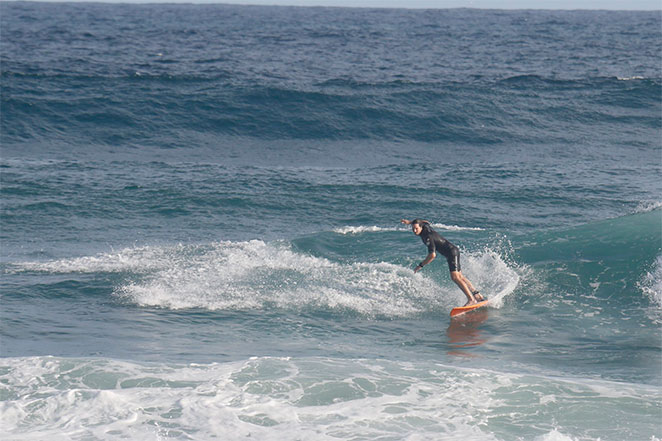 Vladimir Brichta surfa na praia da Macumba