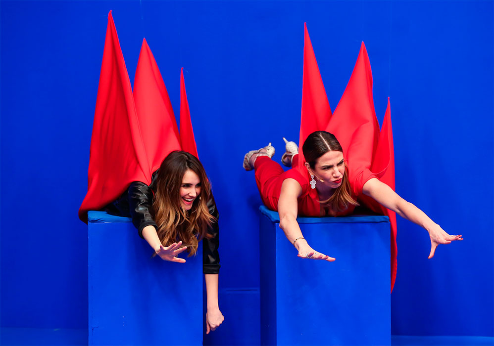 Dulce Maria e Luciana Gimenez voam no palco 