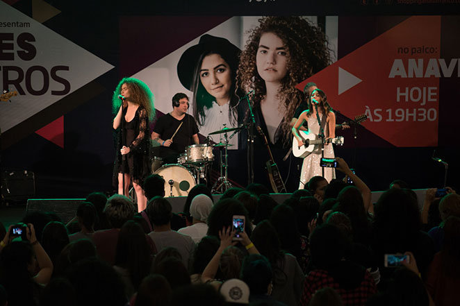 Duo Anavitória faz show em shopping de São Paulo