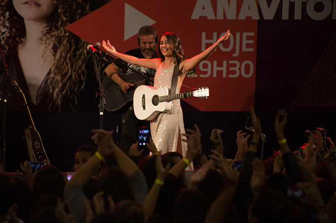 Duo Anavitória faz show em shopping de São Paulo