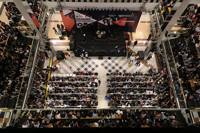 Duo Anavitória faz show em shopping de São Paulo