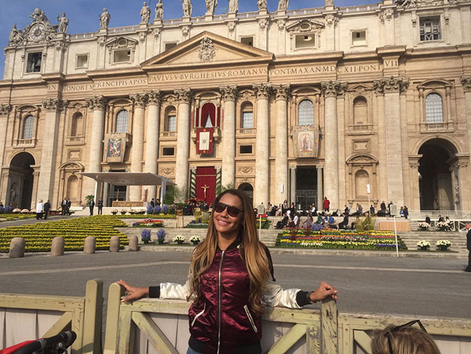 Ana Paula Evangelista passa a manhã de Páscoa no Vaticano