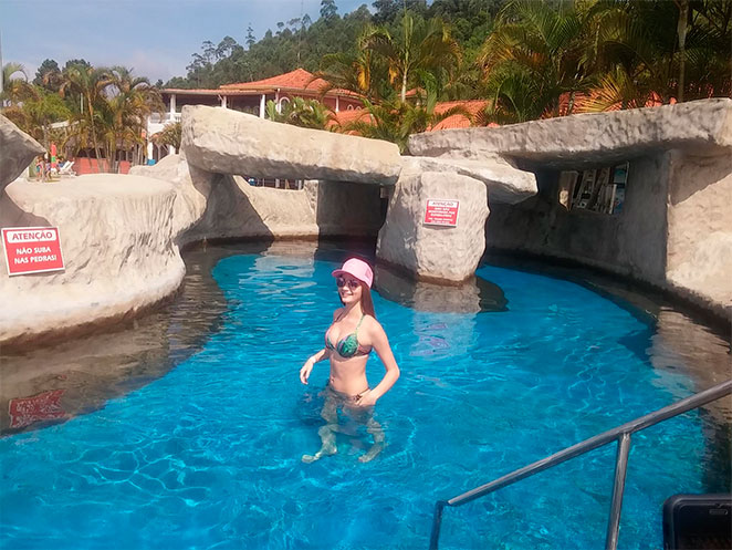 Anna Livya curte o dia em parque aquático