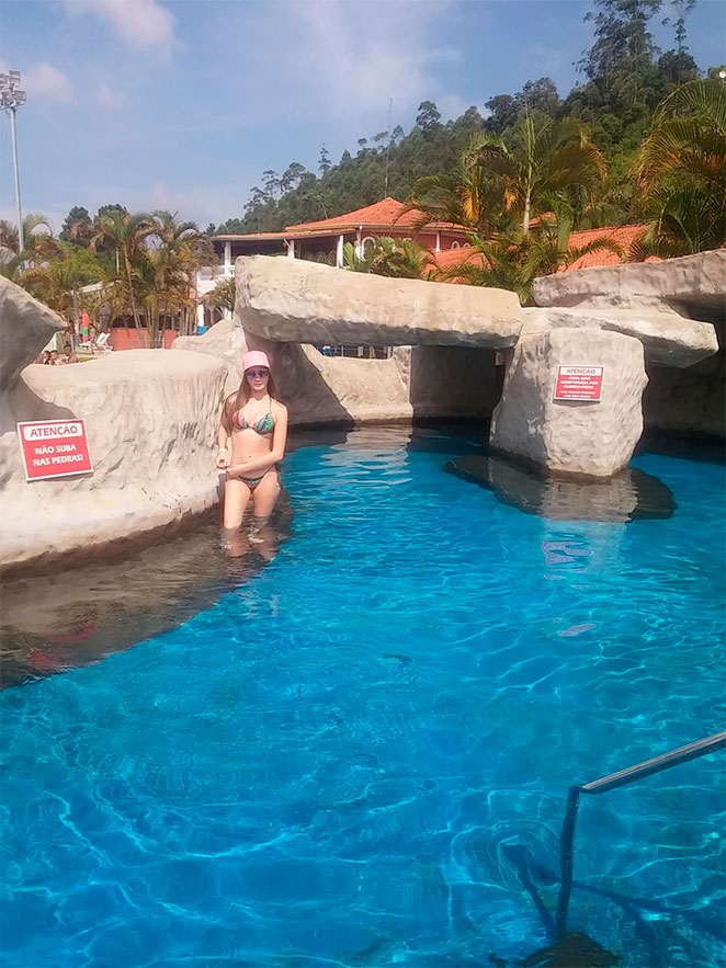 Anna Livya curte o dia em parque aquático