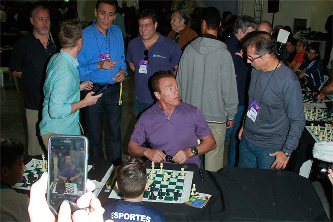 Arnold Schwarzenegger joga bola e até xadrez em encontro