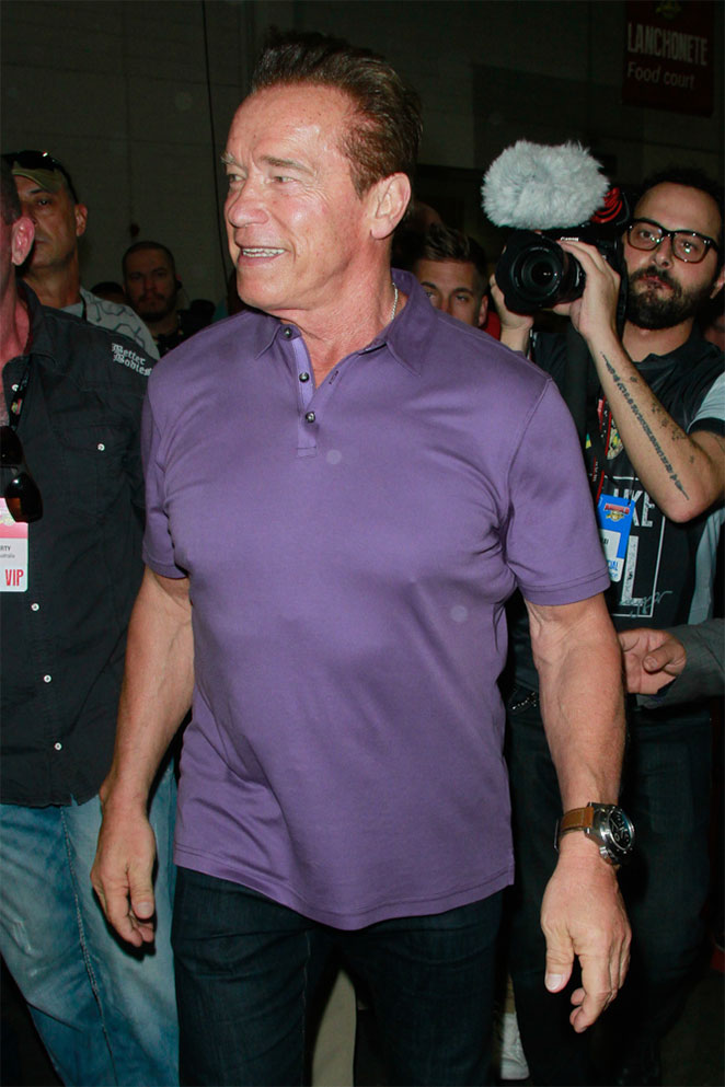 Arnold Schwarzenegger joga bola e até xadrez em encontro