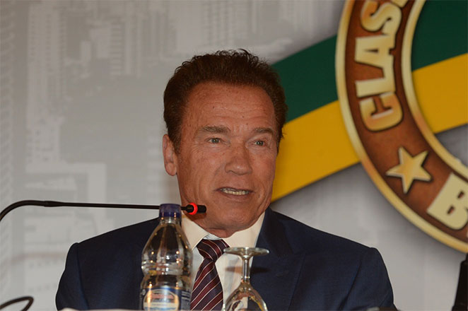 Arnold Schwarzenegger é pura simpatia em coletiva