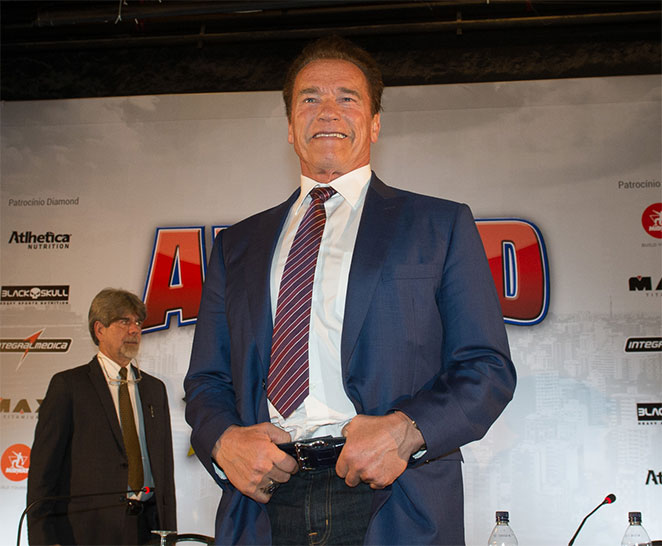 Arnold Schwarzenegger é pura simpatia em coletiva