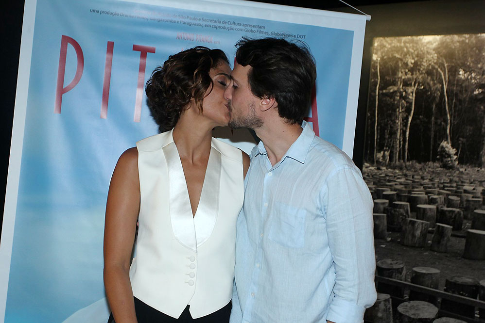 Camila Pitanga dando um beijo no namorado