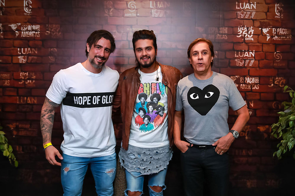 Luan Santana faz show em São Paulo e atrai famosos